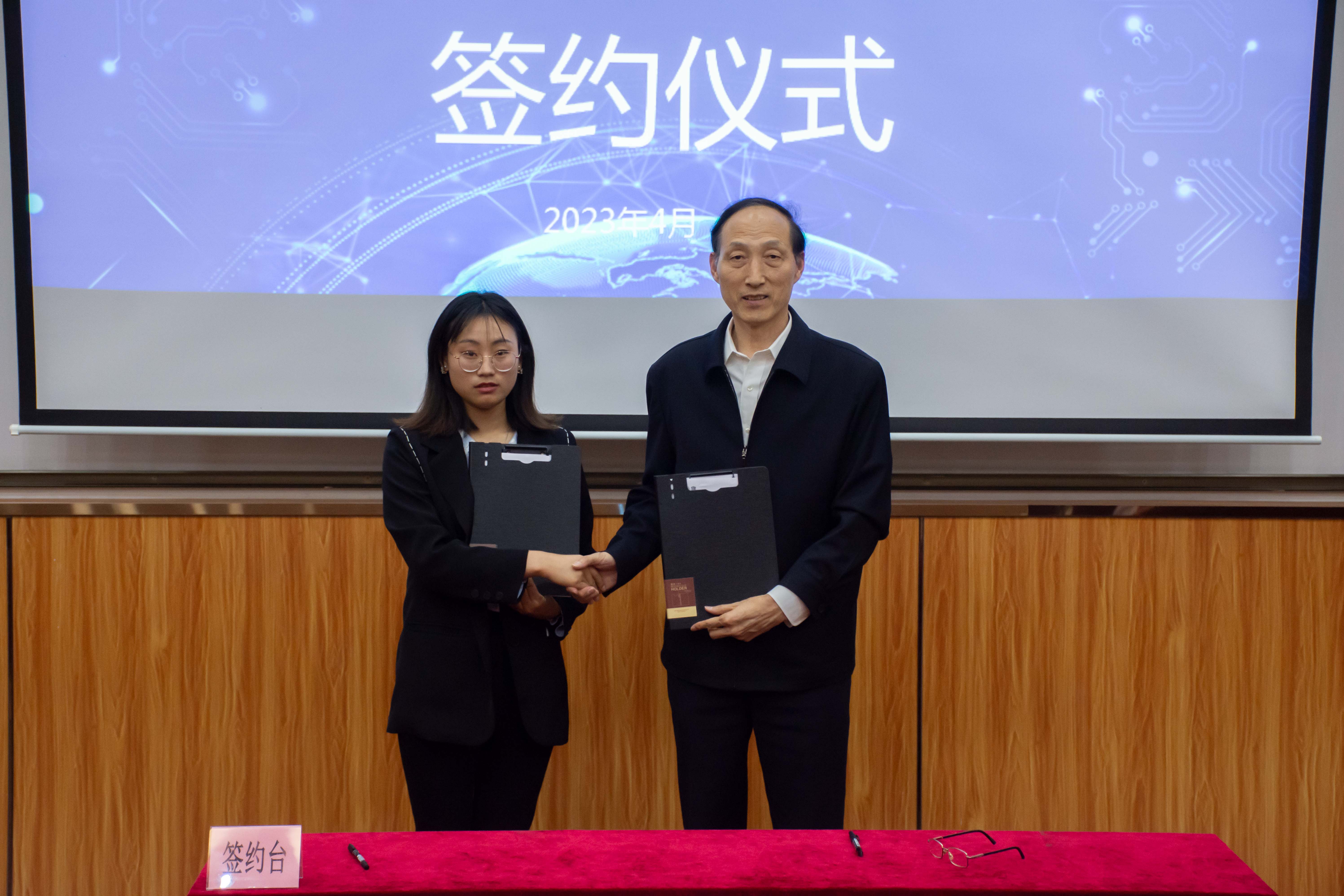7图为合作双方签署协议2.jpg