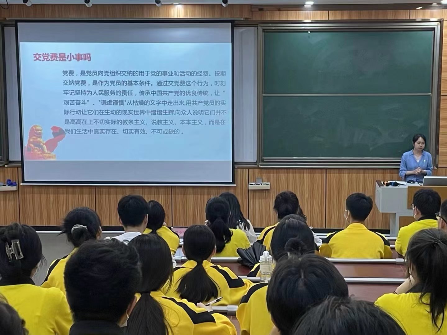 图为梁少萍讲解交党费的重要性.jpg