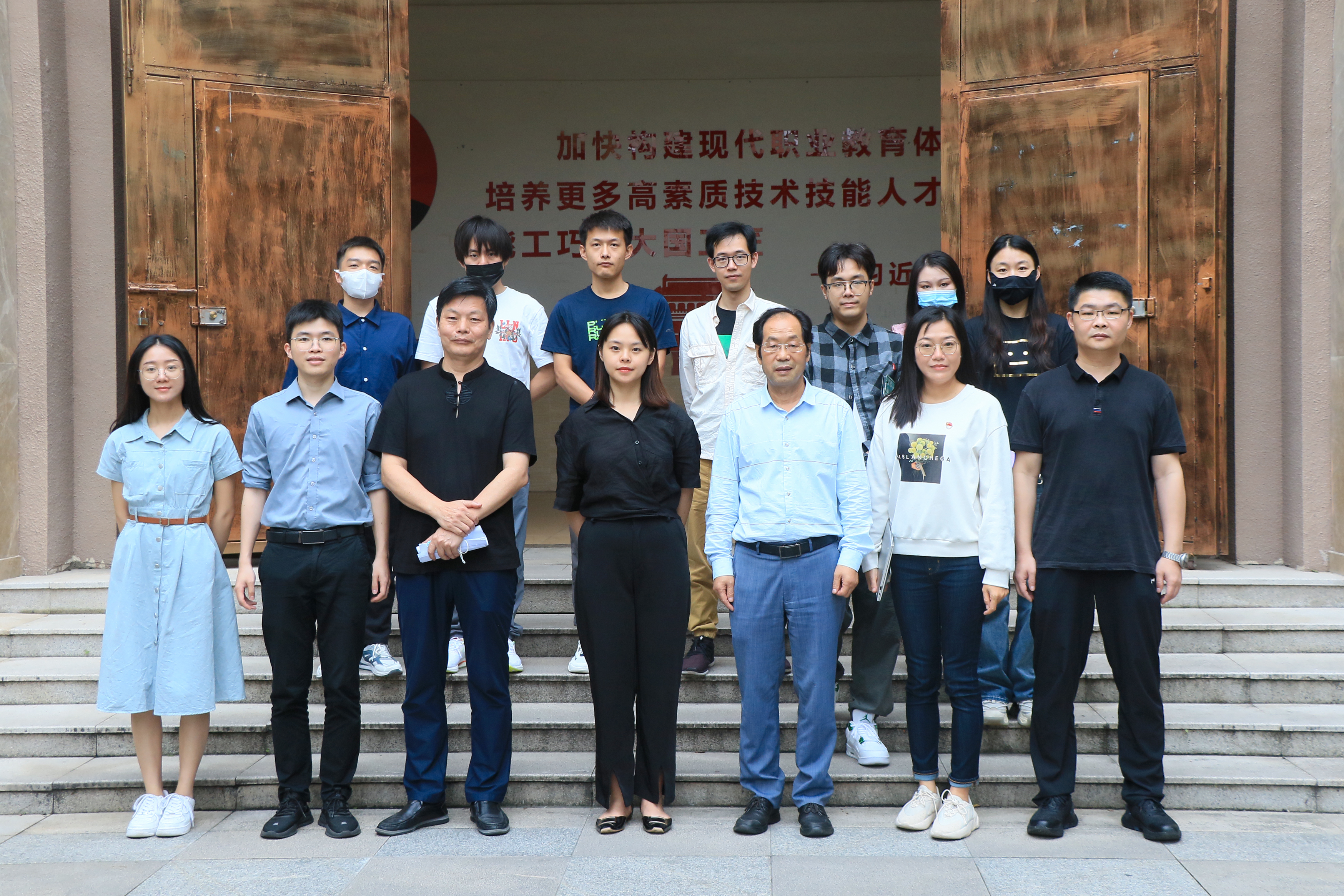 图为与会人员合影留念.jpg