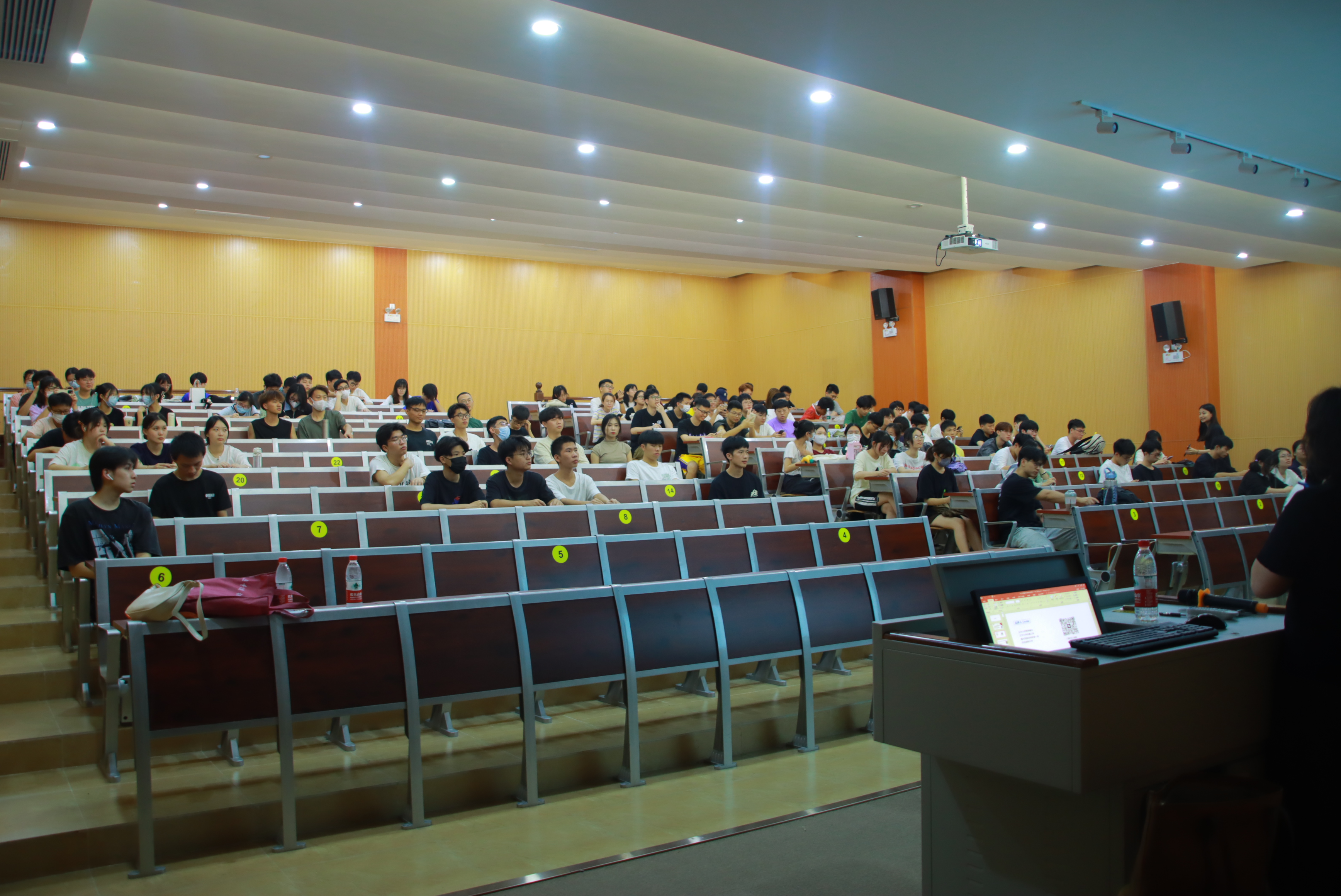 图为发布会现场.JPG