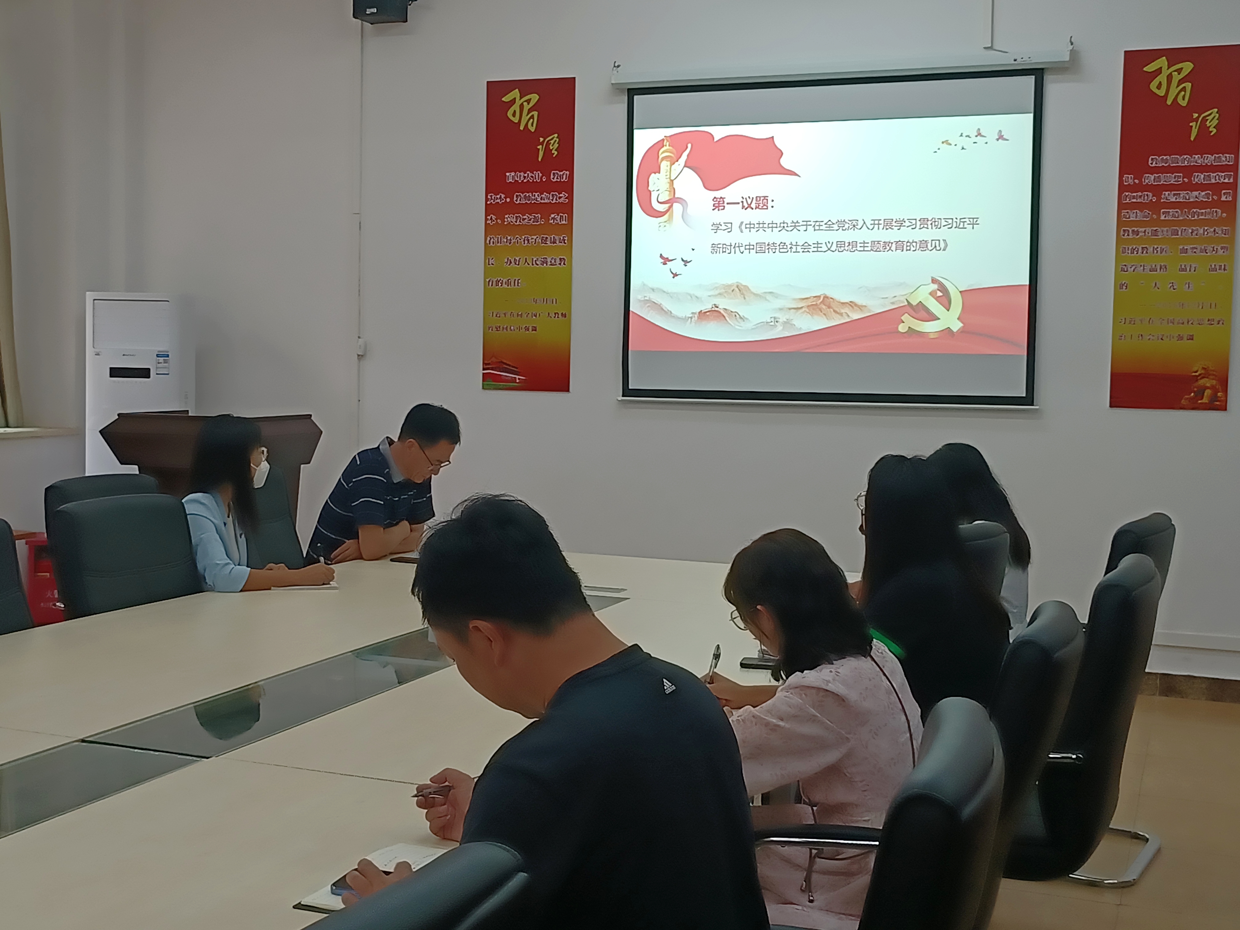 图为第一议题学习场面.jpg