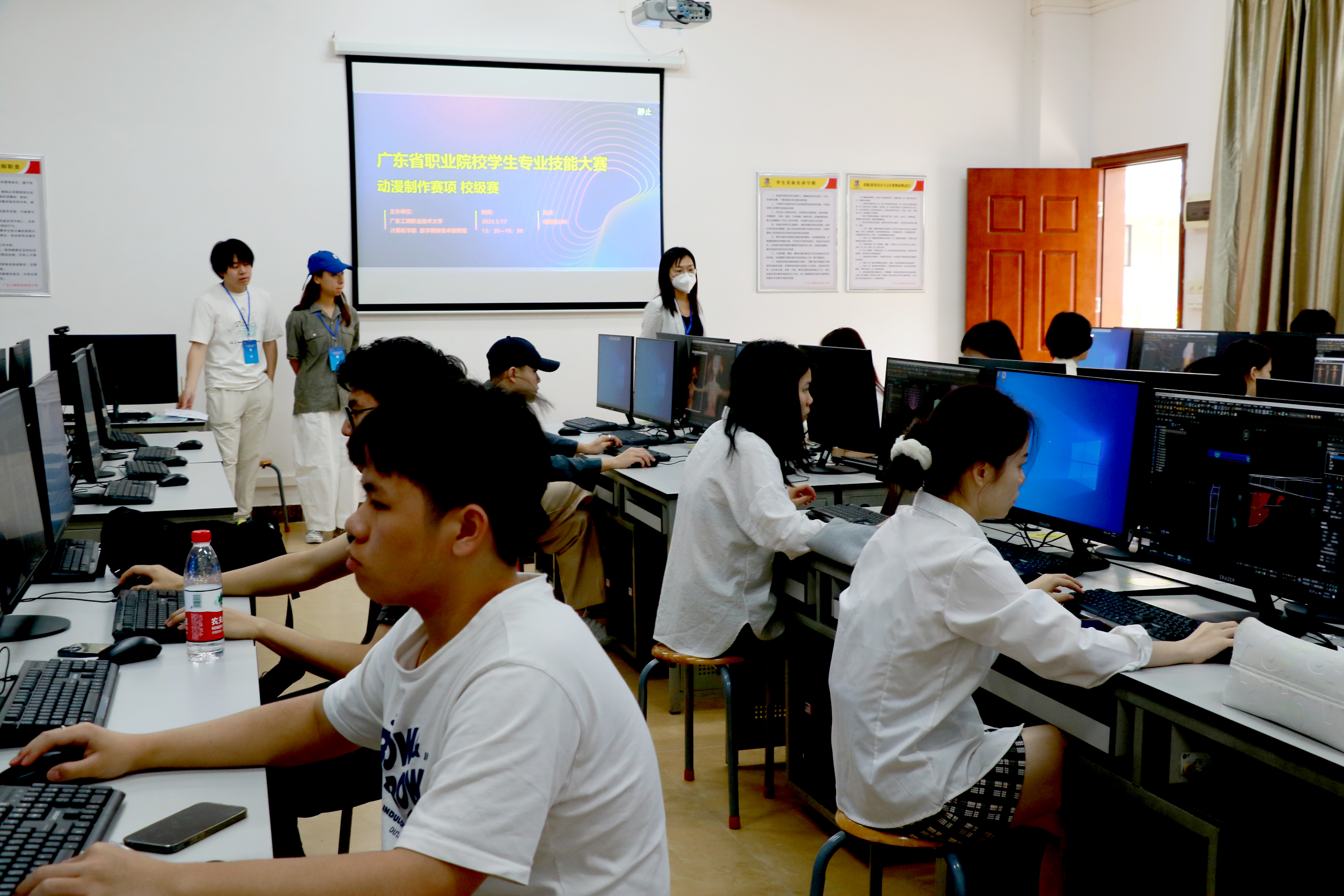 图为教研室主任和老师们在决赛现场.jpg