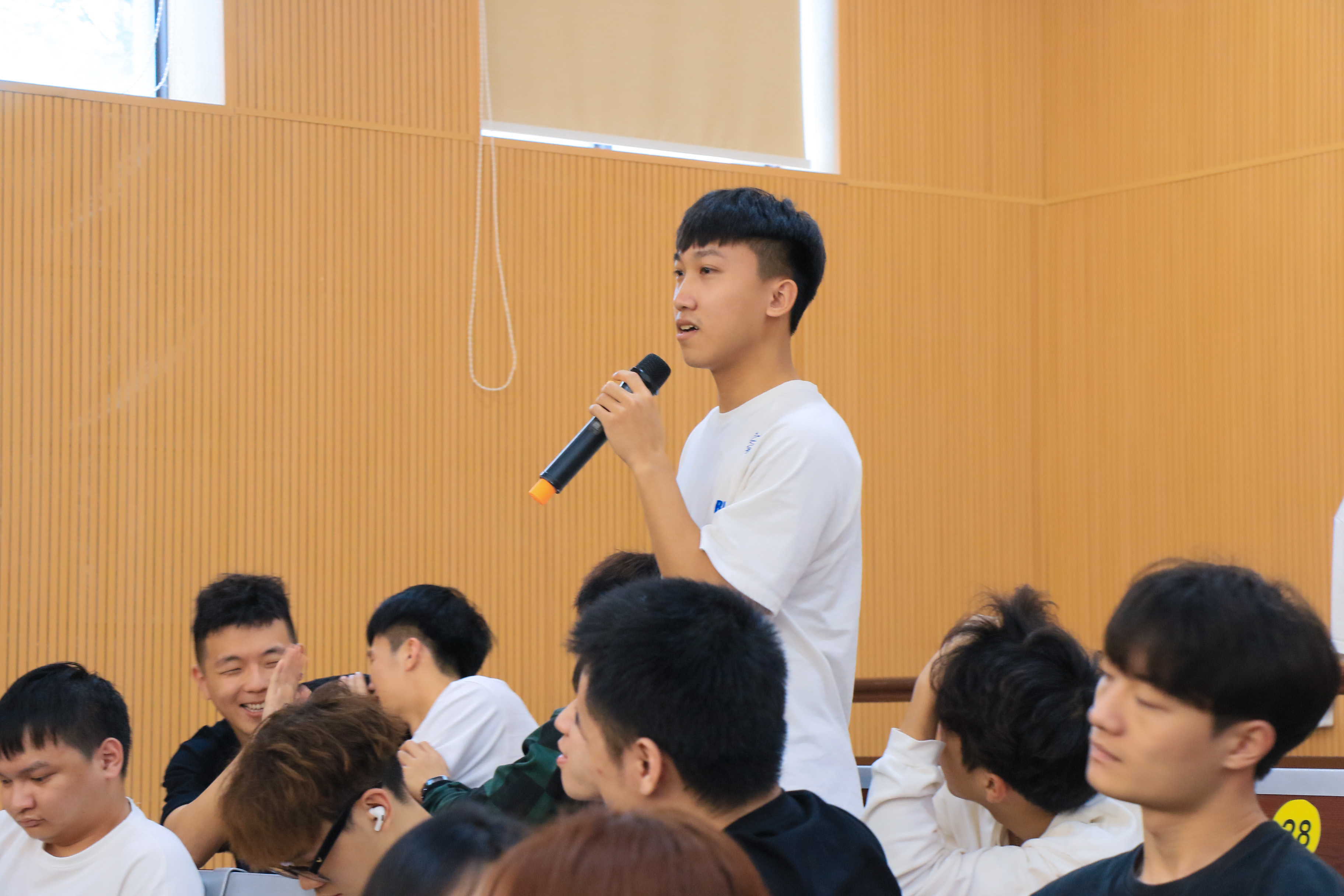 图为与会学生代表提问.jpg