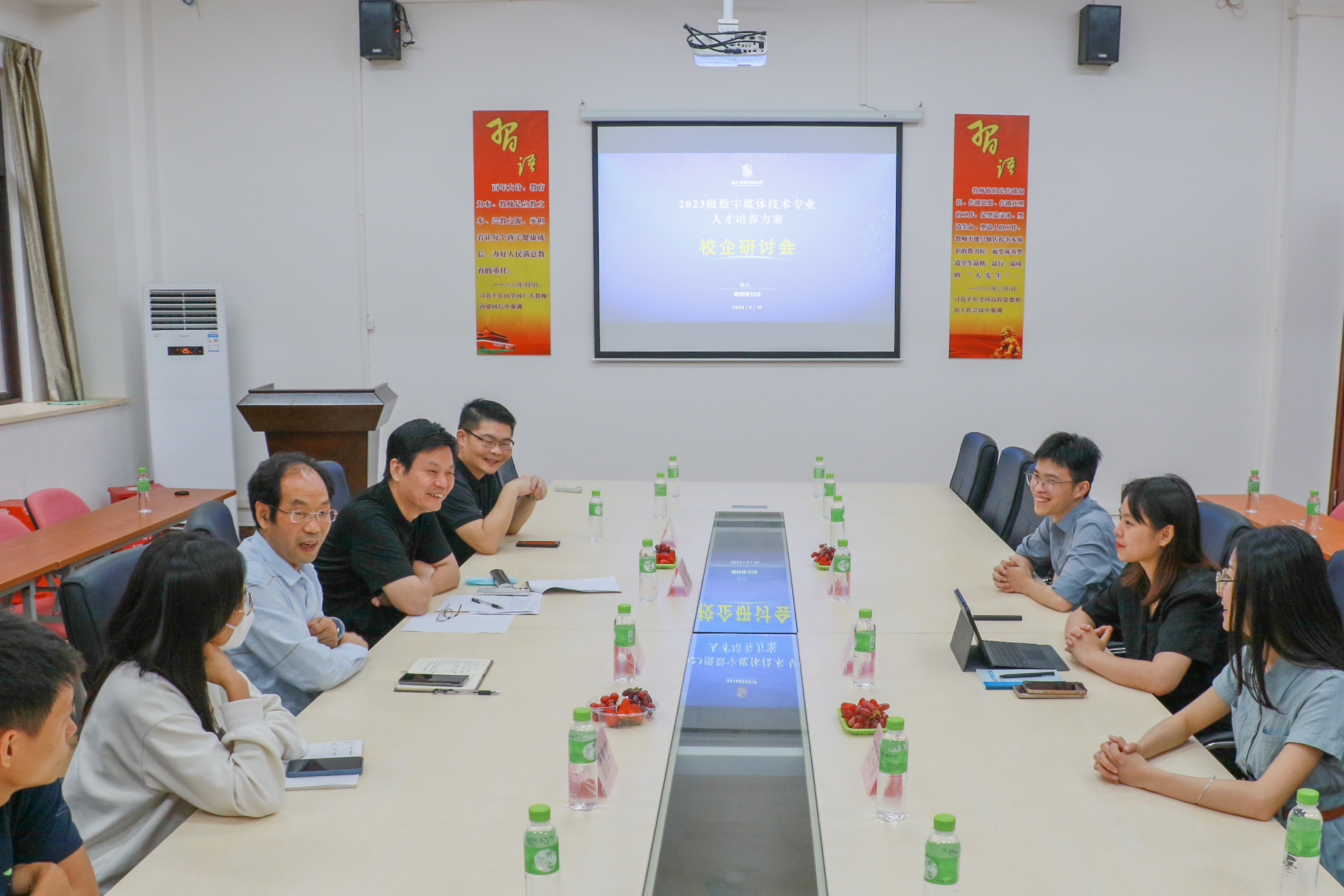 图为校企合作洽谈会现场.jpg