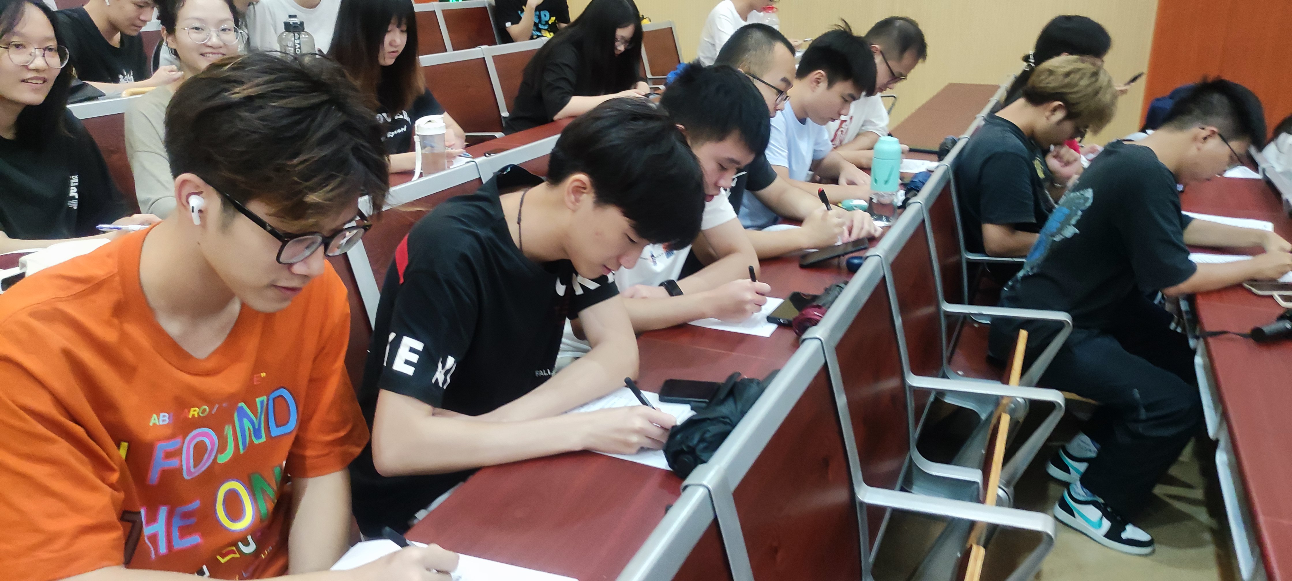 图为参会同学们认真听讲并做好记录.jpg