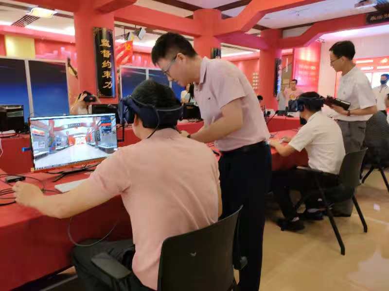 图为借力VR现实虚拟技术沉浸式学习党史场面.jpg