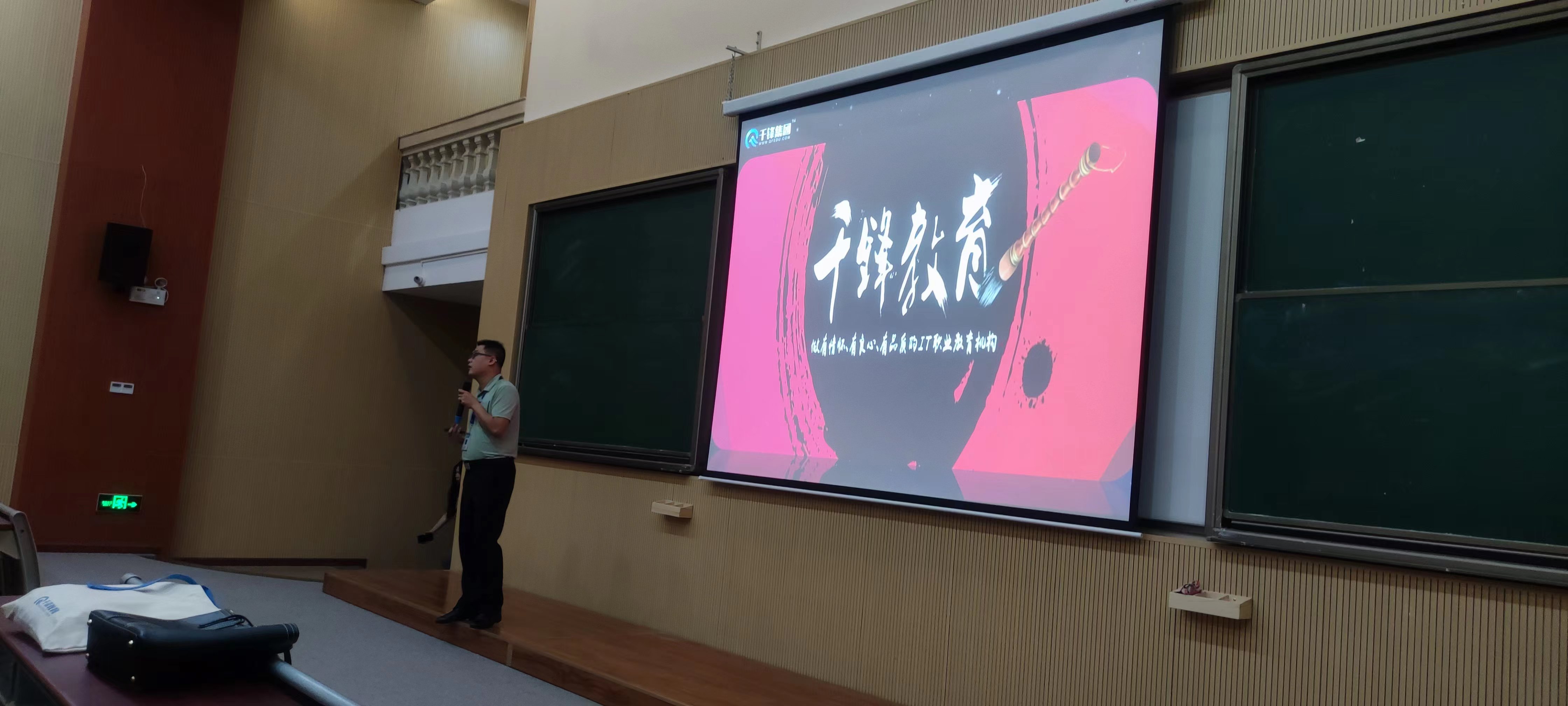 图为黄耀权在宣讲中.jpg