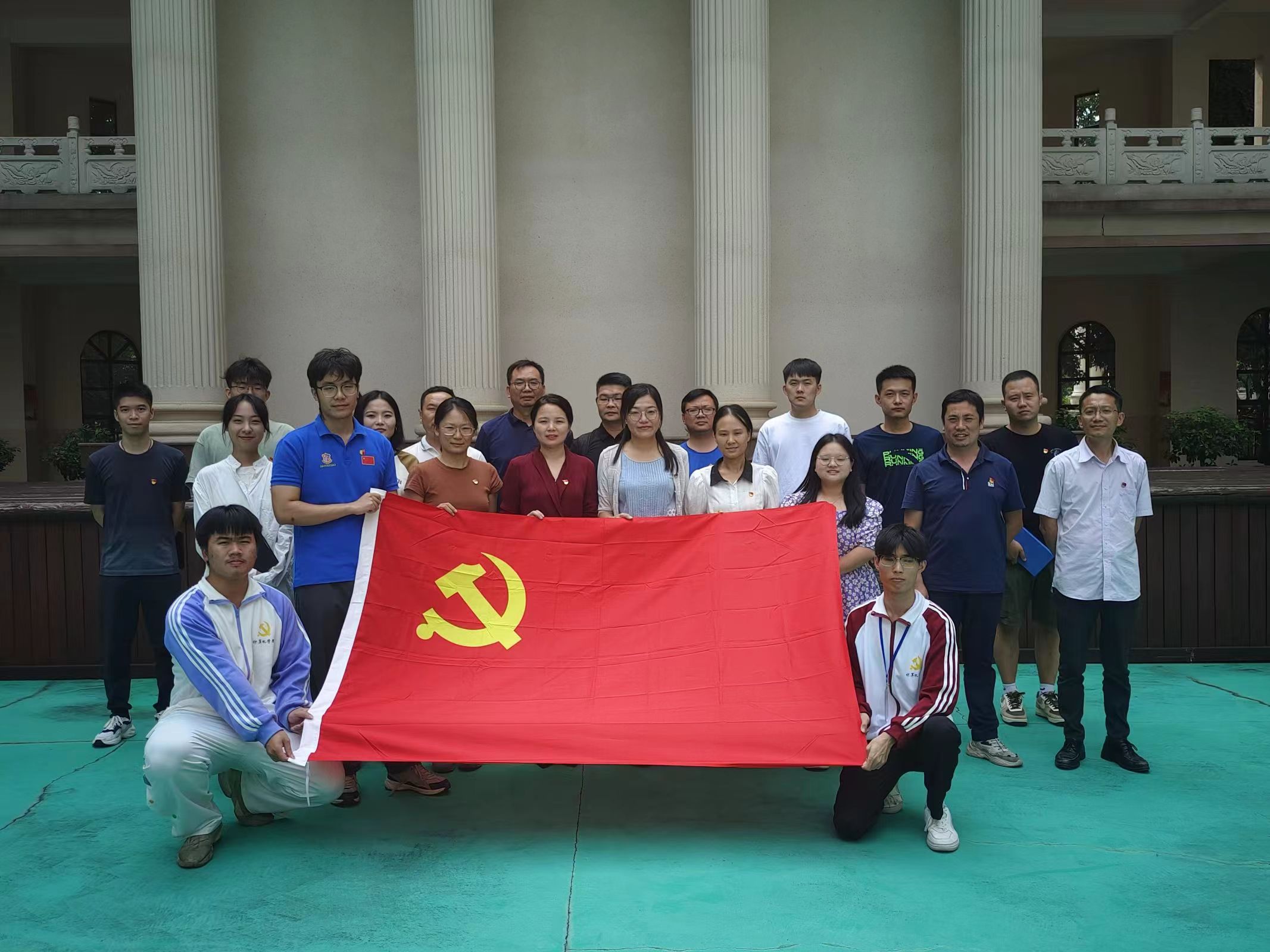 图为全体参会党员合影