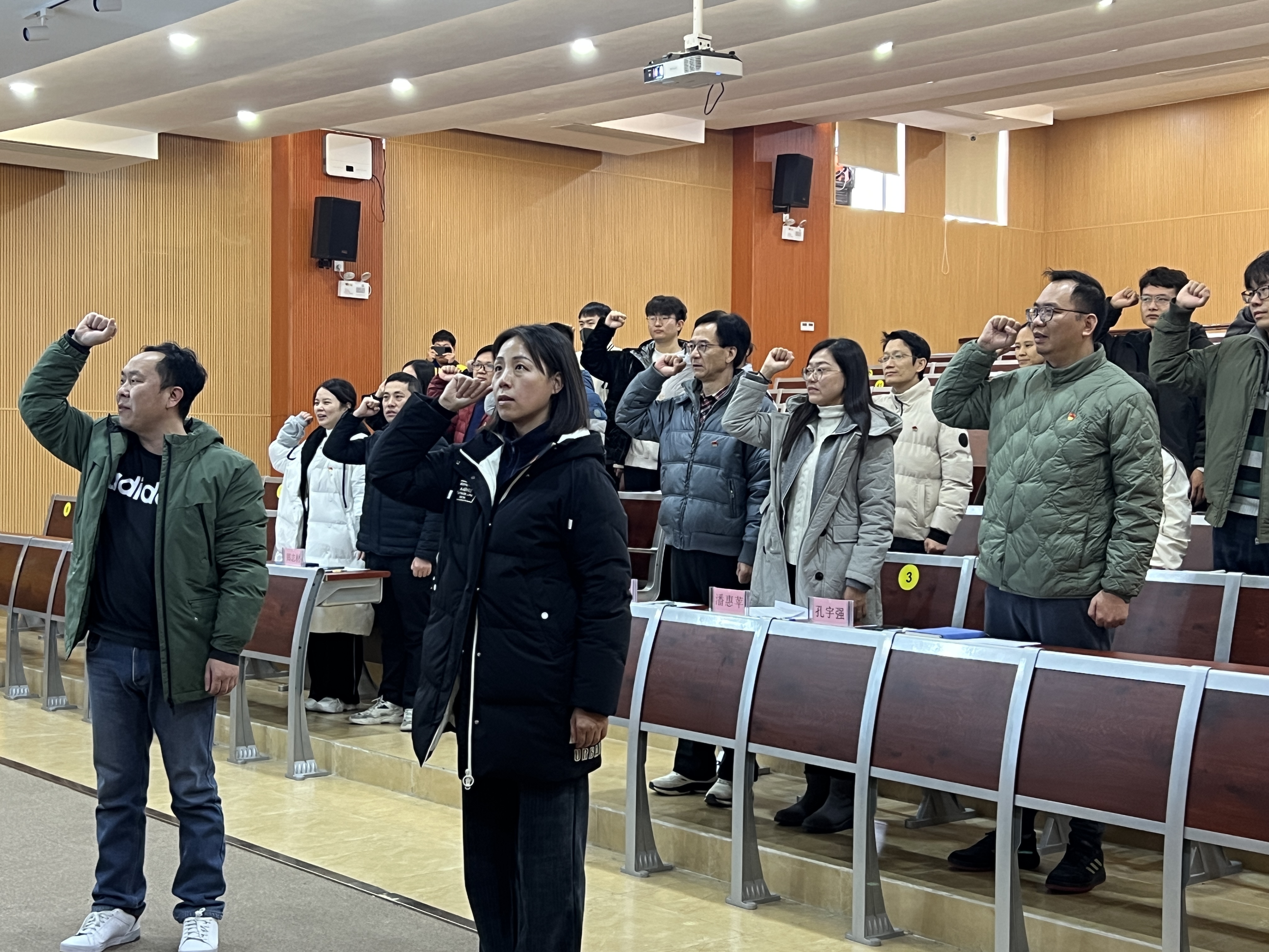 图5 党员宣誓现场.jpg 图5 党员宣誓现场.jpg