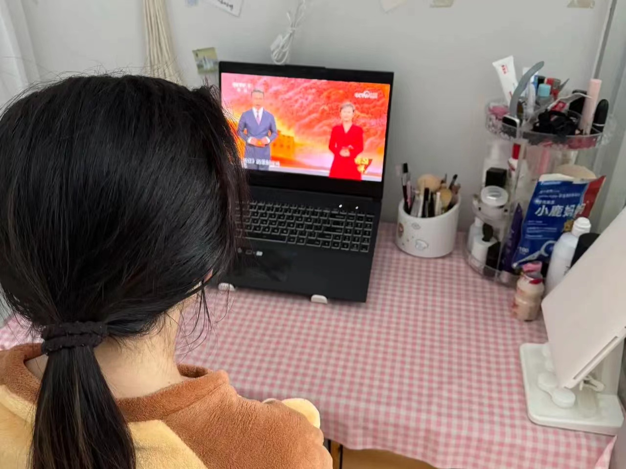 图为部分入党积极分子在收看《榜样8》 (1).jpg 图为部分入党积极分子在收看《榜样8》 (1).jpg