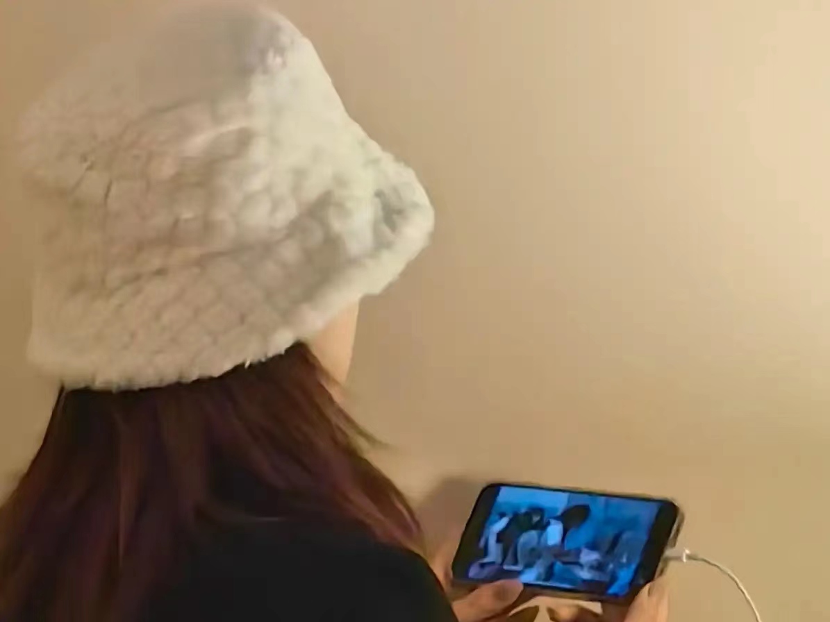 图为部分学生党员在收看《榜样8》 (2).jpg 图为部分学生党员在收看《榜样8》 (2).jpg