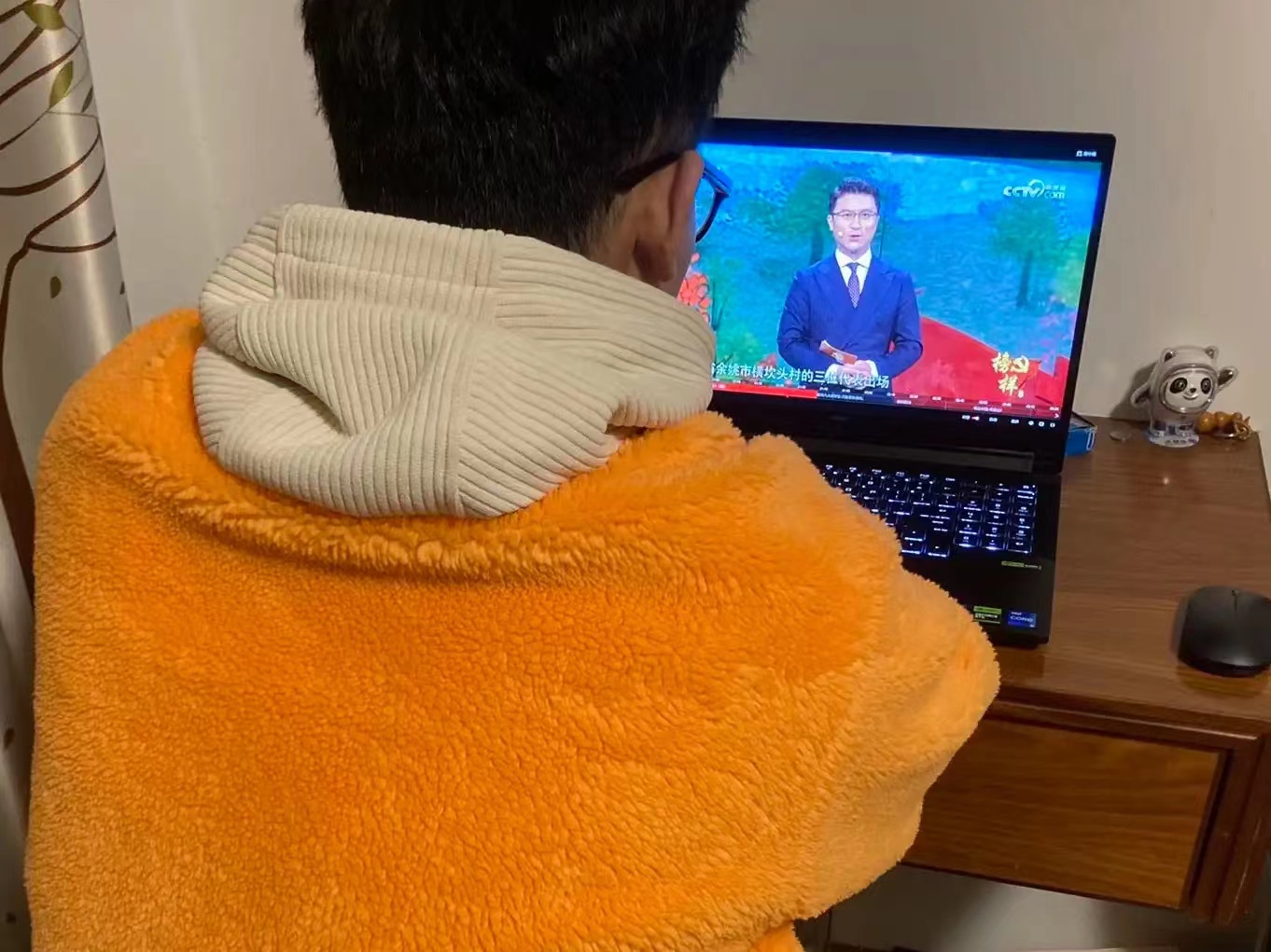 图为部分学生党员在收看《榜样8》 (1).jpg 图为部分学生党员在收看《榜样8》 (1).jpg