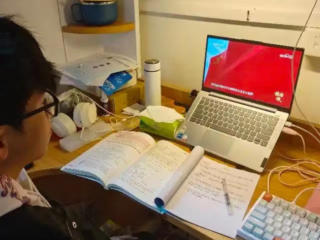 图为部分入党积极分子在收看《榜样8》 (2).jpg 图为部分入党积极分子在收看《榜样8》 (2).jpg