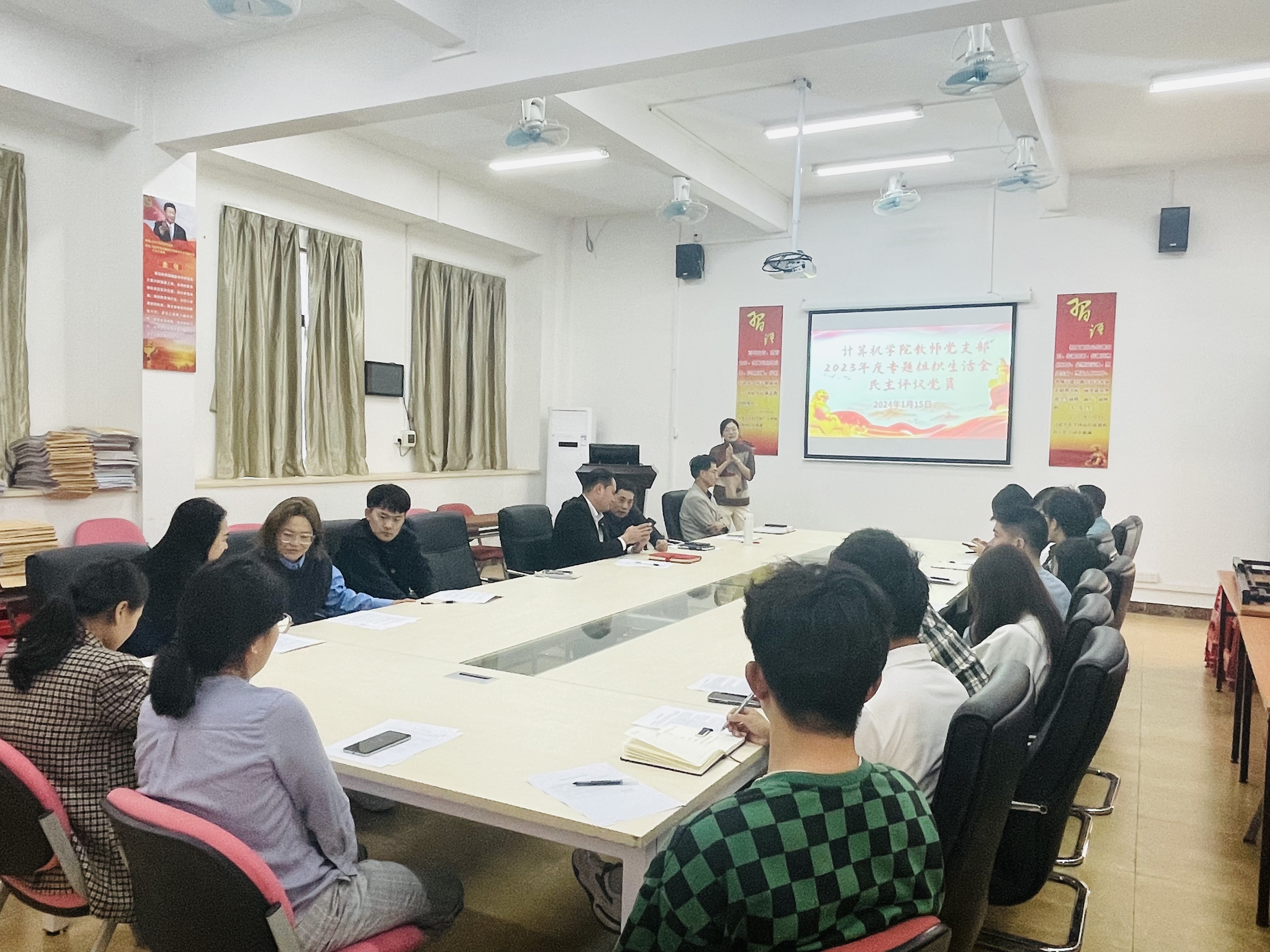 图为民主评议党员场面.jpg 图为民主评议党员场面.jpg