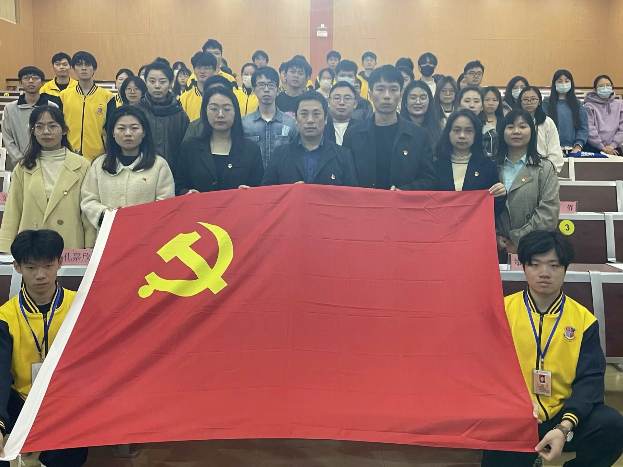 图为线下参会人员合影留念.jpg