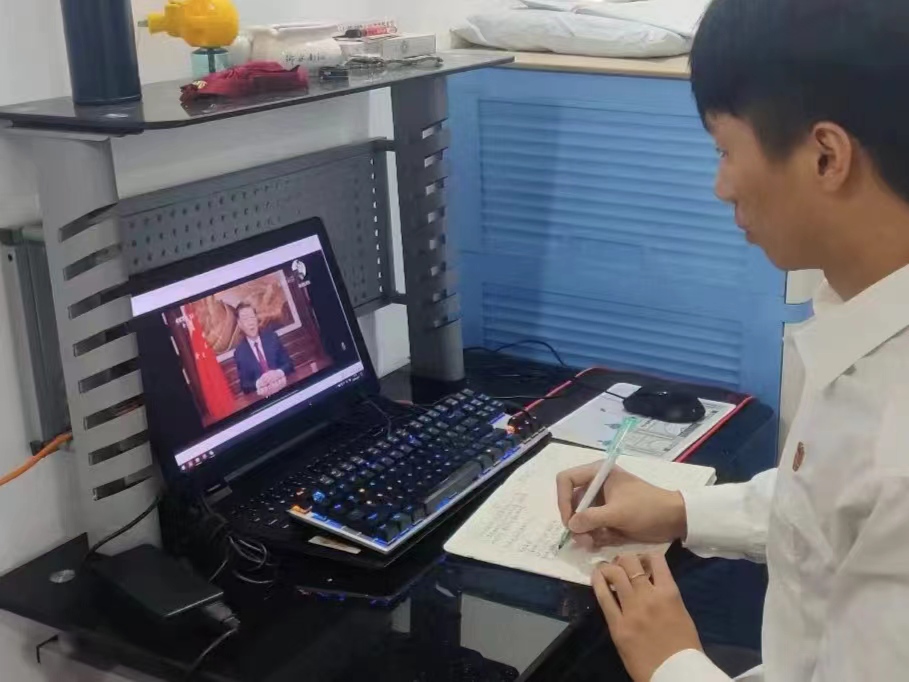 图为师生党员认真观看视频1.jpg