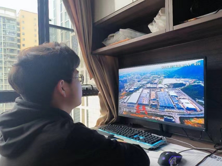 图三为学生党员观看视频.jpg