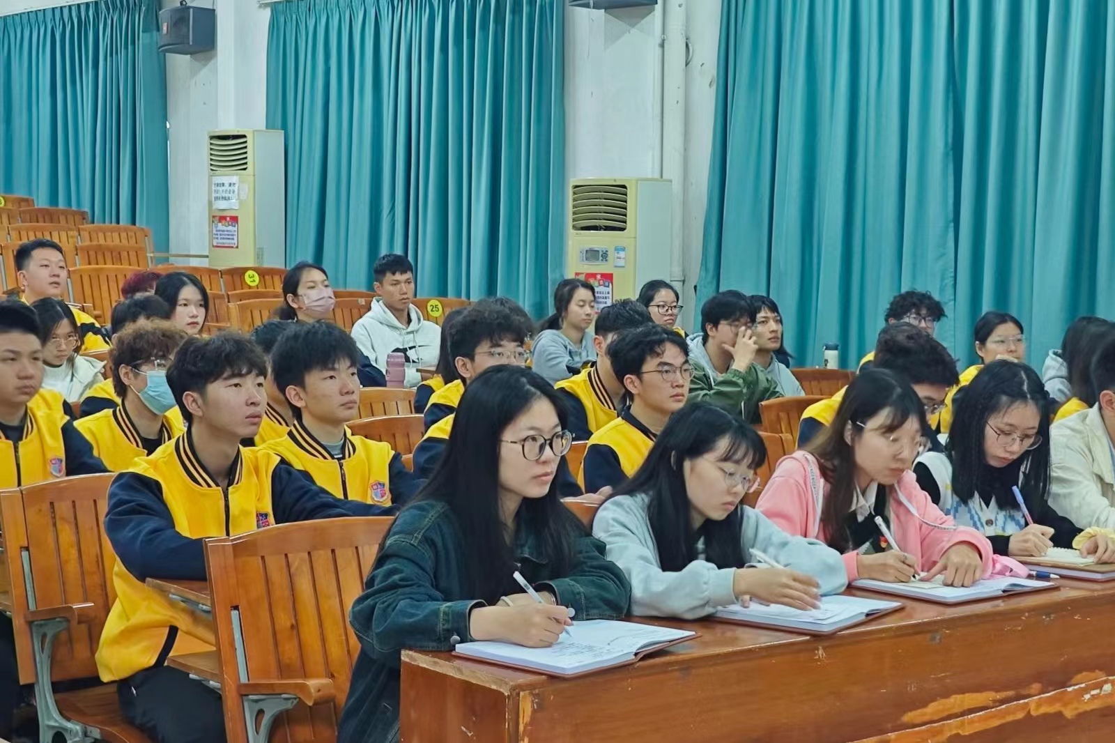 图为参会人员观看视频.jpg