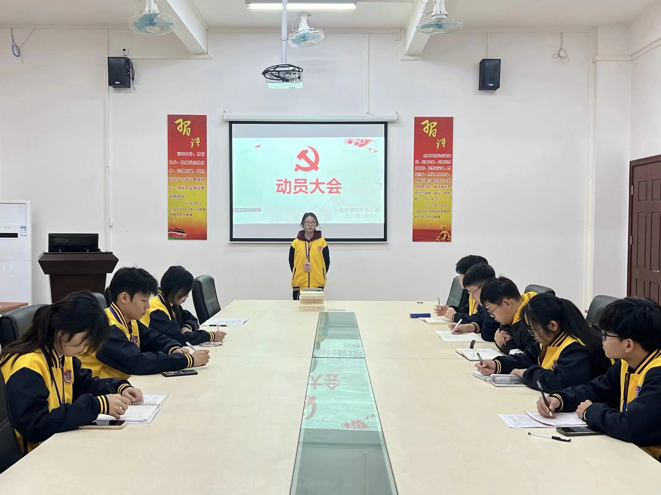图为23级考核干事上台发言.jpg