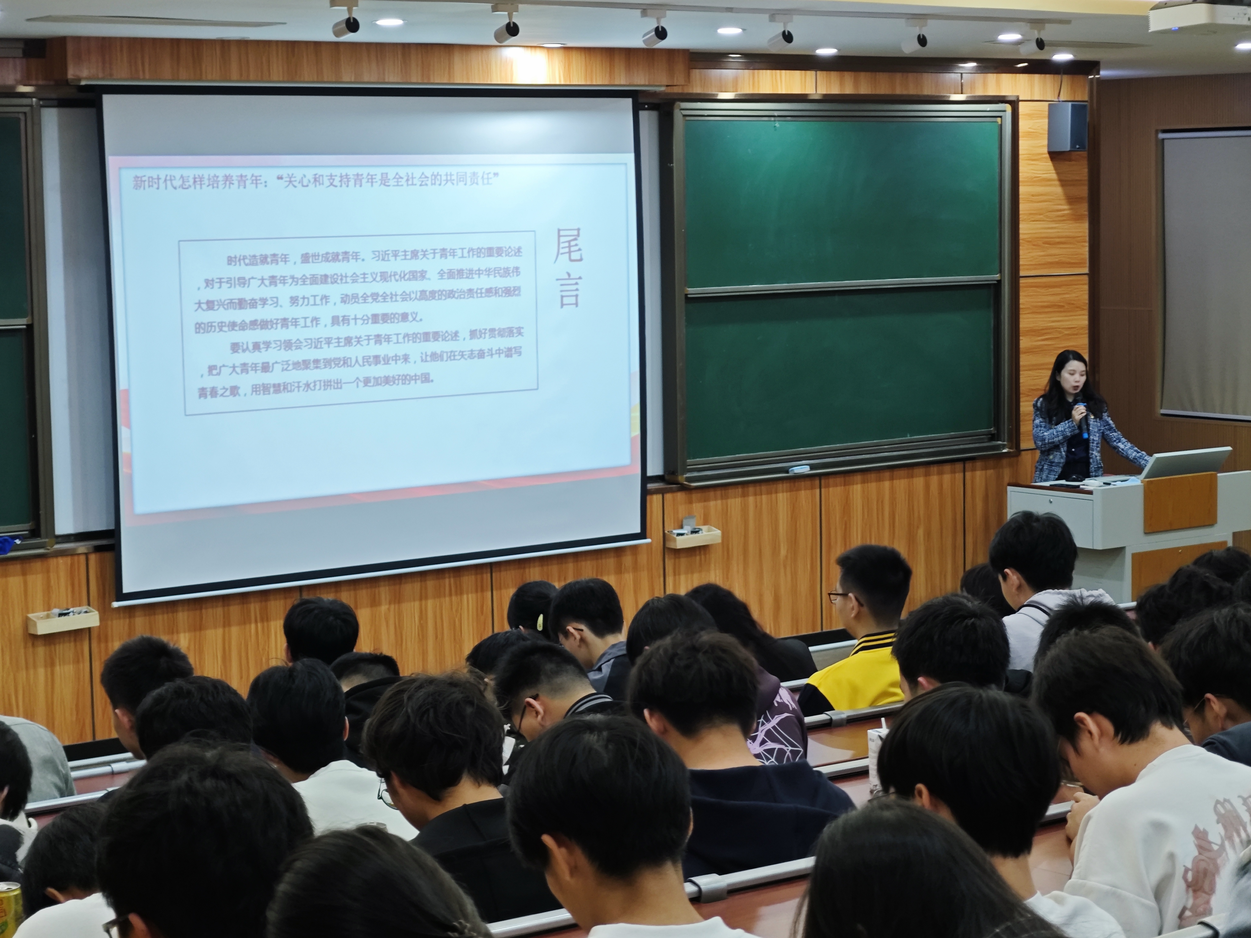 图为唐新宇在讲课中.jpg