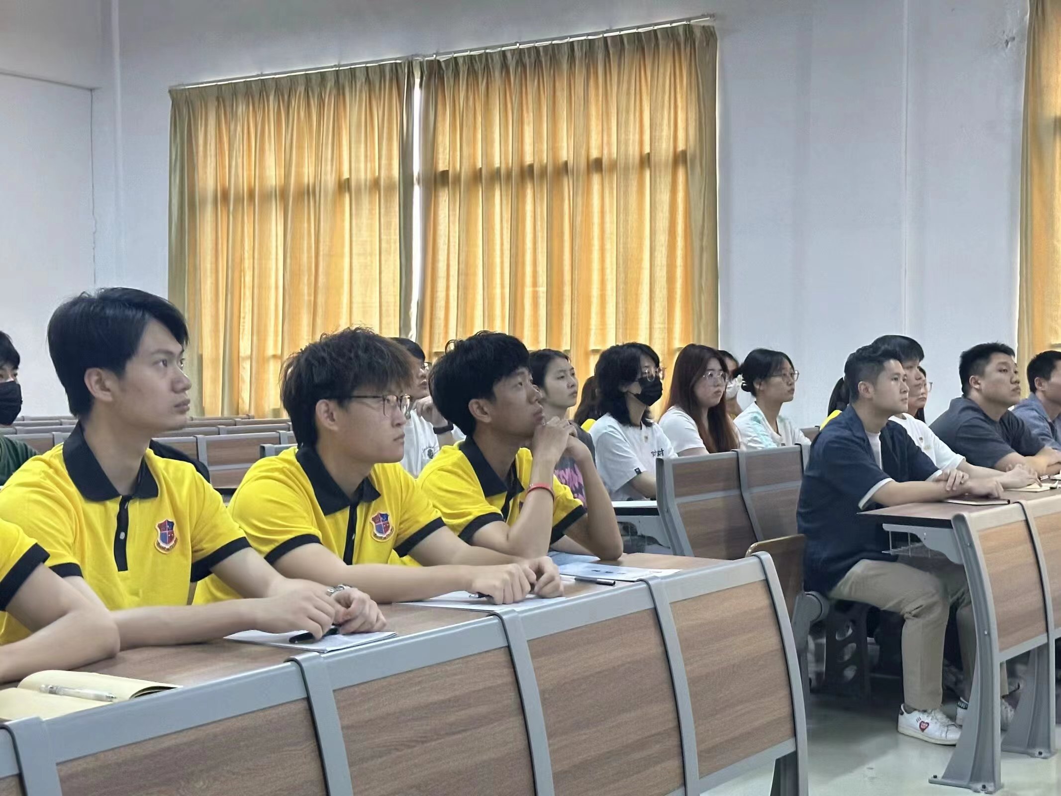 图为参会人员观看视频.jpg