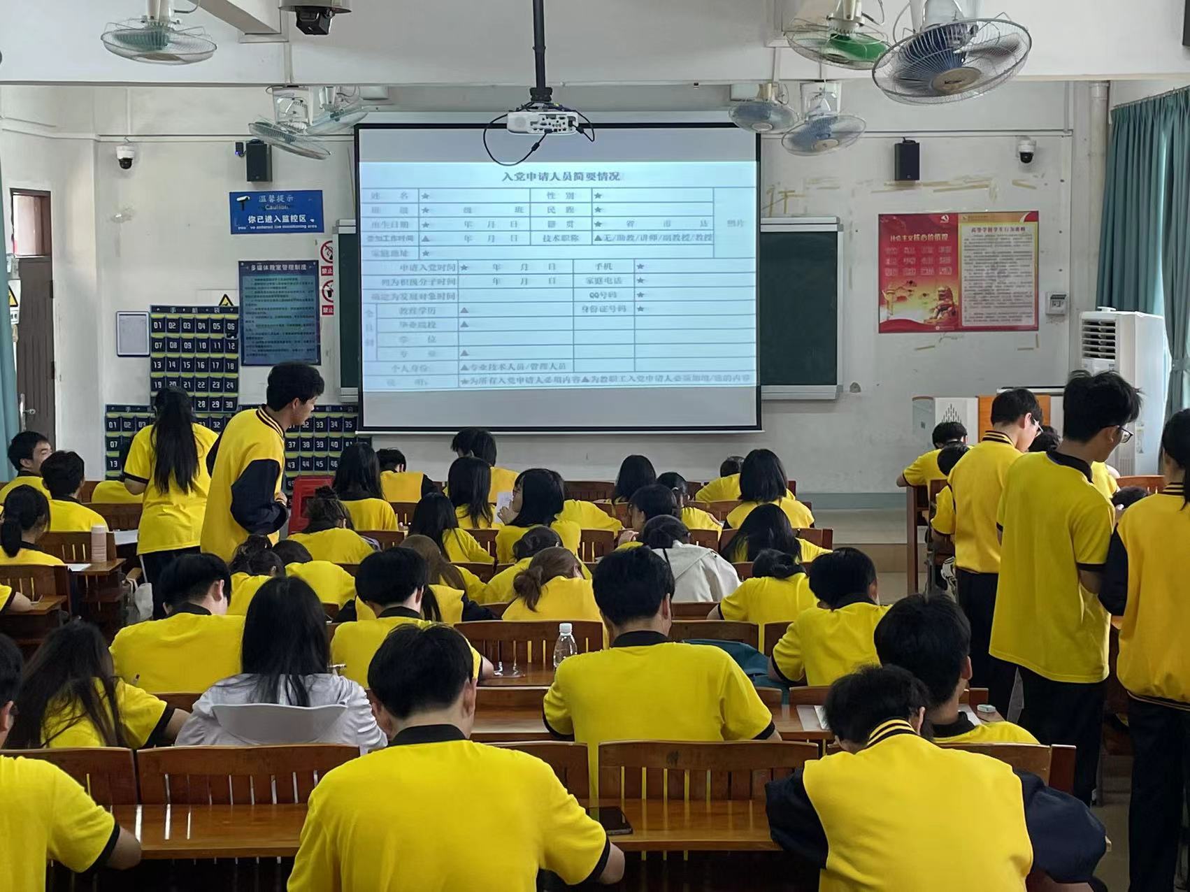 图为工作人员现场解答疑问.jpg