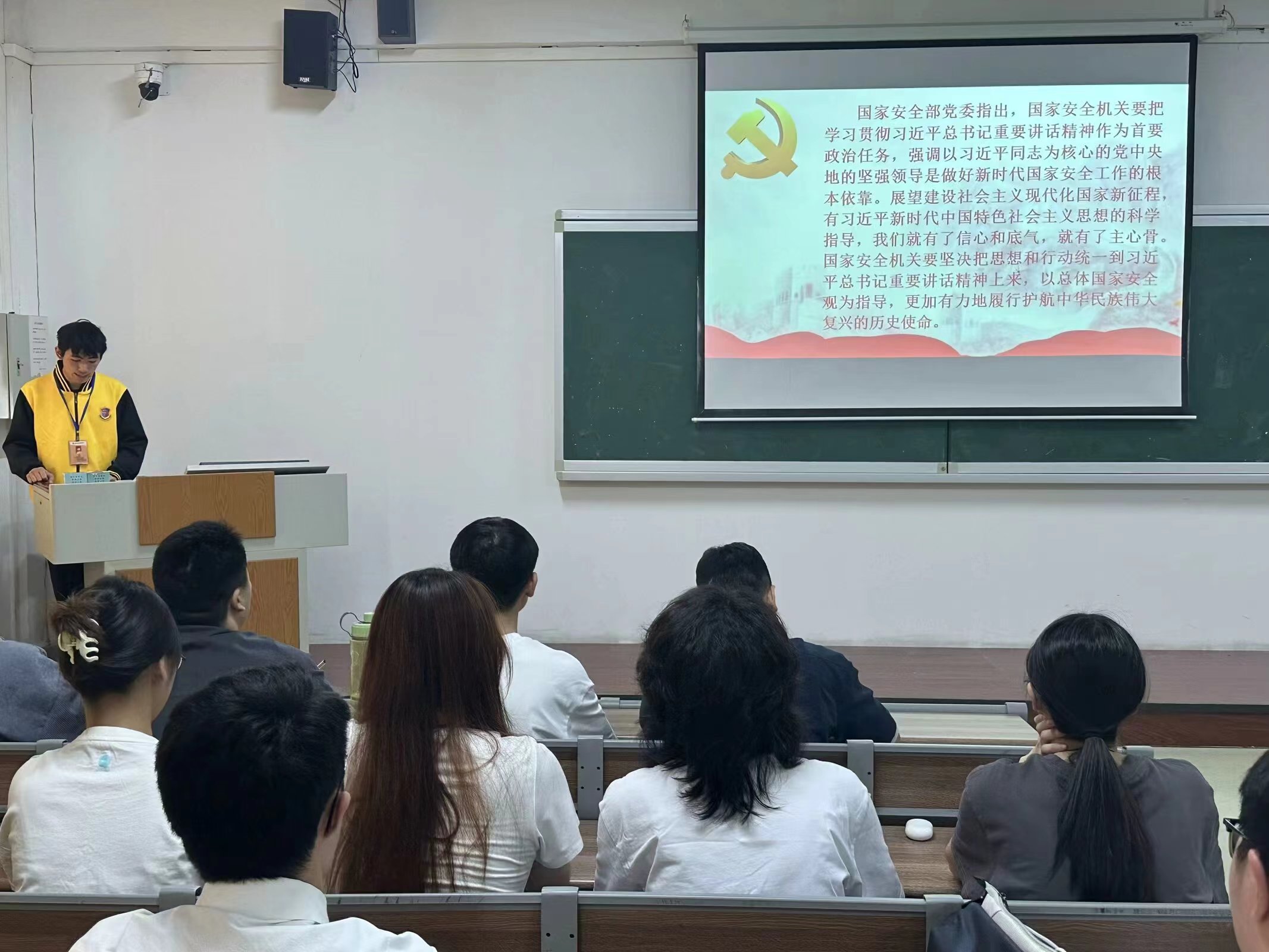 图为参会人员学习第一议题.jpg