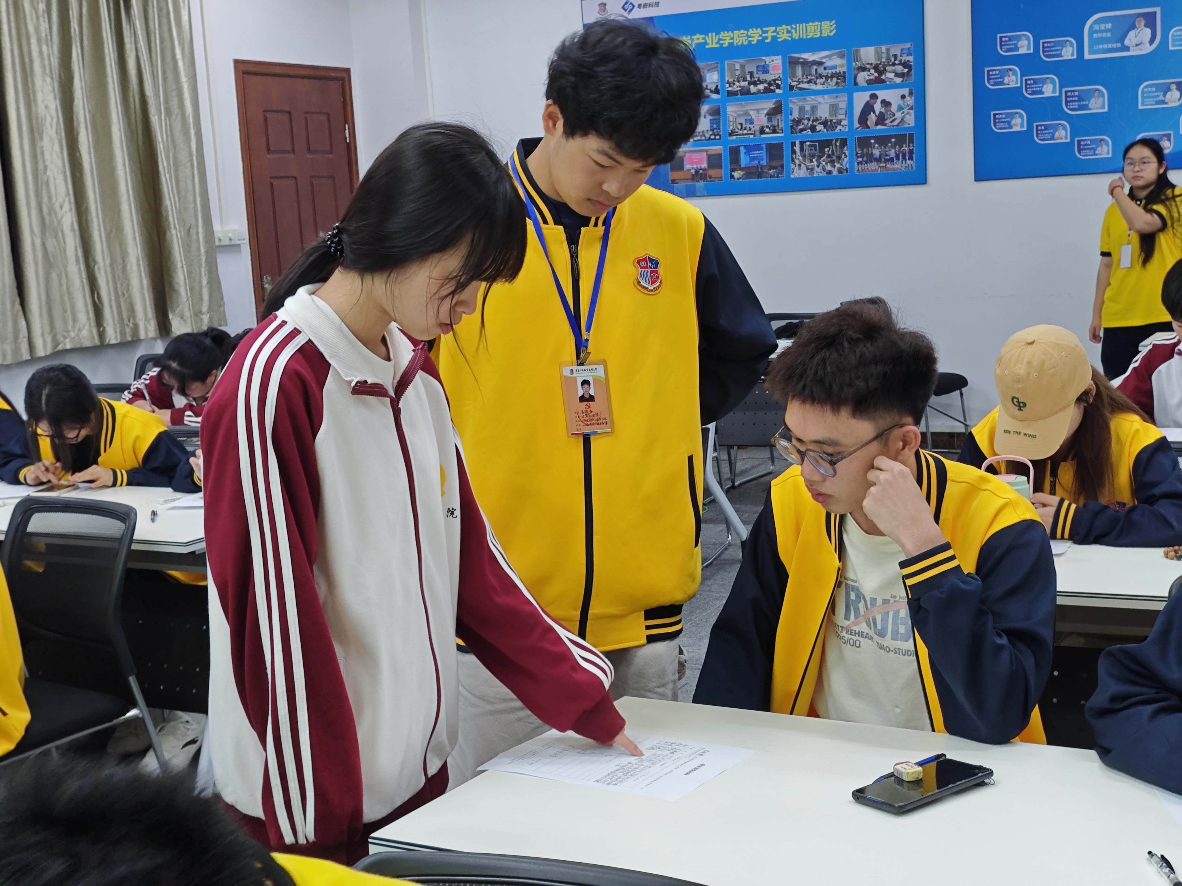 图为工作人员现场解答疑问.jpg